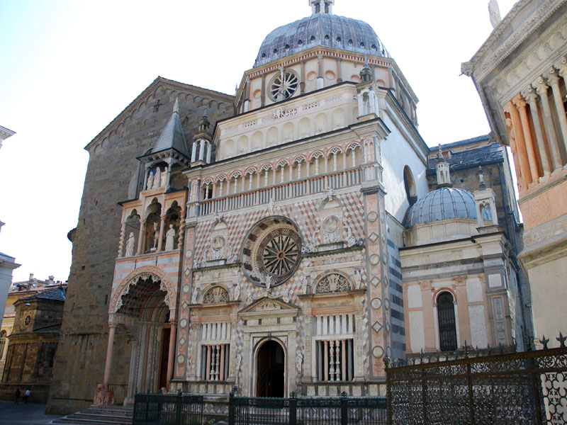 ベルガモのコッレオーニ礼拝堂とサンタ マリア マッジョーレ教会 アーモイタリア