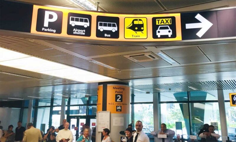 フィウミチーノ空港内には鉄道駅やタクシー乗り場の案内板があります