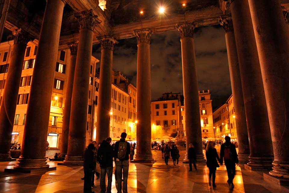 ローマ パンテオン神殿の夜