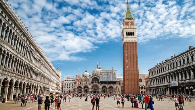 ベネチアの観光スポット サンマルコ広場 の魅力をご紹介 アーモイタリア旅行ガイド