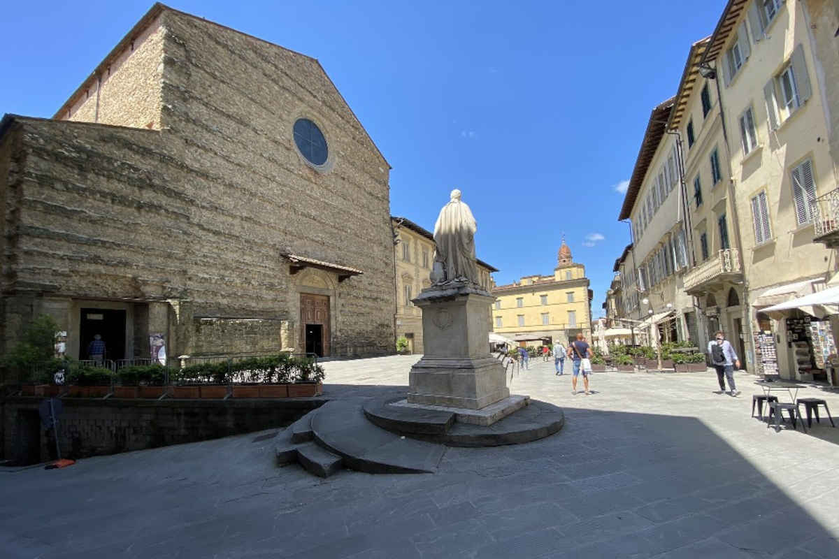 聖フランチェスコ教会と聖十字架の伝説 | アーモイタリア