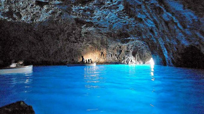 月別のカプリの青の洞窟に入れる確率は 8月が一番です アーモイタリア
