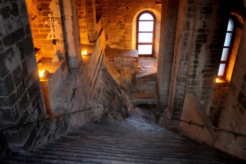 サクラ・ディ・サンミケーレ修道院の 見どころの1つ「死者の大階段」