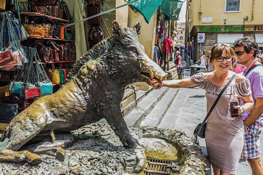 新市場イノシシ像