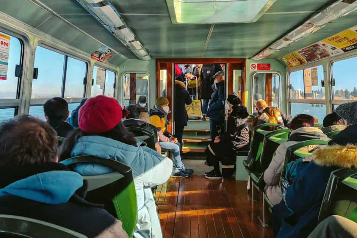 ベネチア水上バスの中