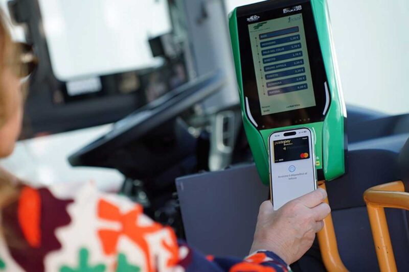 FAL社のバスでも車内の端末でTapが使えます。